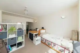 141A Whitchurch Lane, photo 3