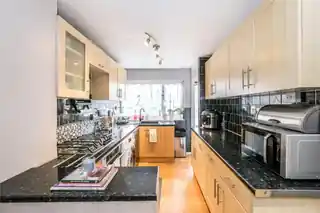 143 Oval Road North, photo 3