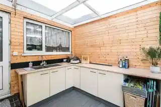 143 Oval Road North, photo 4