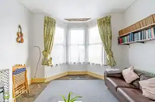 144 Squires Lane, photo 2
