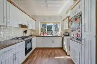 145 Stanley Park Road, photo 2