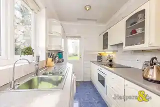 146 Parkhill Road, photo 2