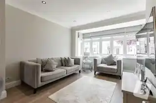 15 Acacia Avenue, photo 3