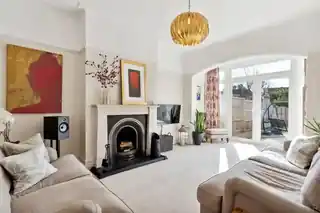15 Courtlands Avenue, photo 4