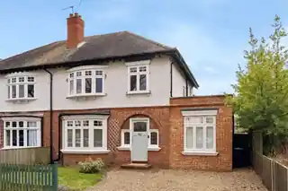 15 Courtlands Avenue, photo 3