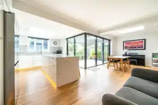 15 Friars Avenue, photo 3
