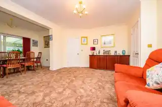 15 Heather Close, photo 2