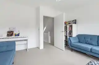 15 Lovegrove Way, photo 3