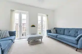 15 Lovegrove Way, photo 4
