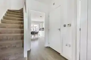 15 Lovegrove Way, photo 2
