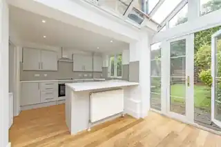 15 Thurstan Road, photo 3