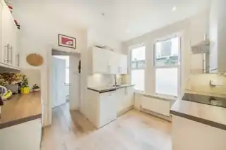 156 Amesbury Avenue, photo 4