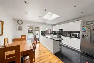 157 Botwell Lane, photo 2