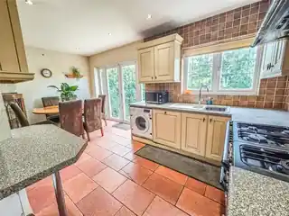 158 Stanley Avenue, photo 2