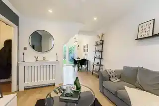 158 Sutherland Avenue, photo 2