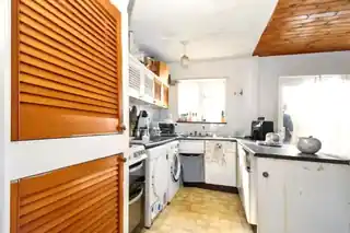 158 Sutton Court Road, photo 3