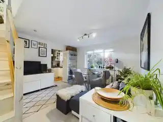 16 Armstrong Close, photo 2