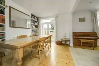 16 Bawtree Road, photo 4