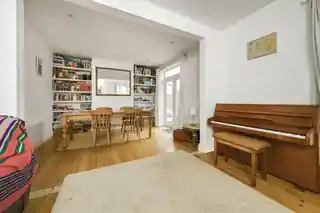 16 Bawtree Road, photo 2