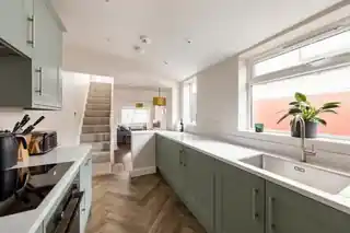 16 Blenheim Road, photo 3