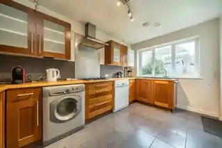16 Bramhope Lane, photo 3