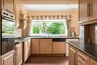 16 Chalet Close, photo 3