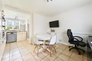 16 Coutts Avenue, photo 3