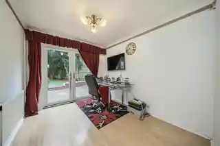 16 Gables Close, photo 3