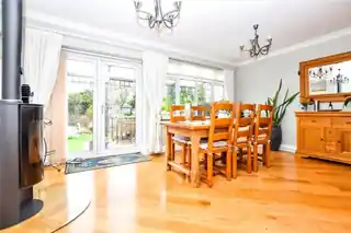 16 Halcot Avenue, photo 3