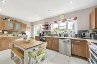 16 Harborough Avenue, photo 3