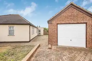 16 Harvel Crescent, photo 3