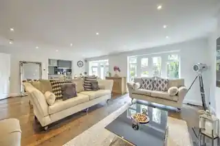 16 Heythrop Drive, photo 2