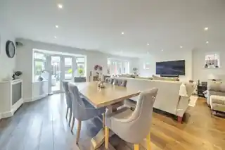 16 Heythrop Drive, photo 3