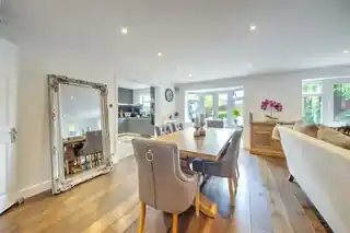 16 Heythrop Drive, photo 4