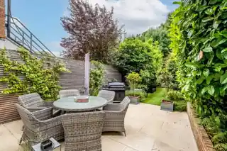 16 Hillfield Park, photo 2