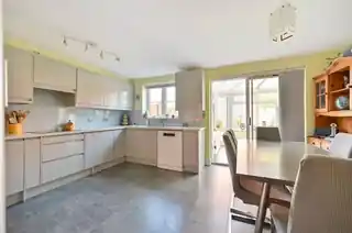 16 Livesey Close, photo 3