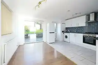 16 Lymington Drive, photo 4