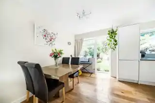 16 Mornington Walk, photo 3