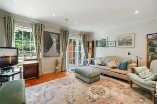 16 Naseby Close, photo 2