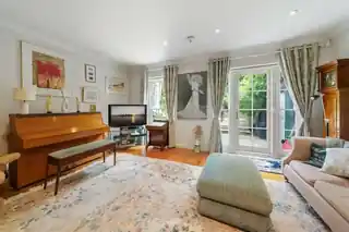 16 Naseby Close, photo 3