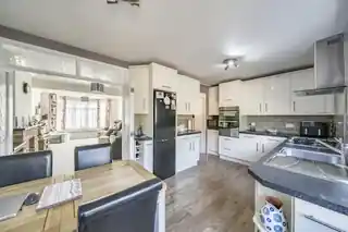 16 Peareswood Gardens, photo 4