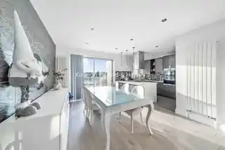 16 Slades Gardens, photo 3