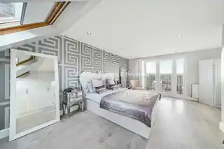 16 Slades Gardens, photo 4