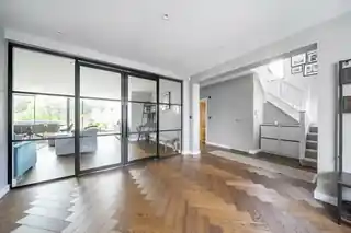16 Woodhill Crescent, photo 3