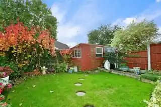 16 Woodside Close, photo 2