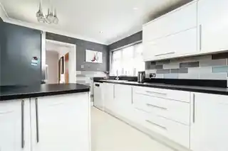 160 Warren Drive, photo 3
