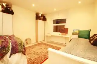 169B Bathurst Gardens, photo 4