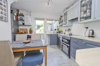 17 Almond Avenue, photo 3