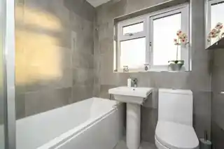 17 Beechcroft Road, photo 2