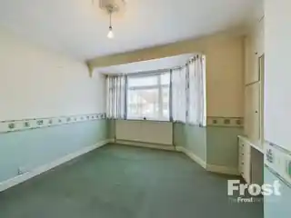 17 Camrose Avenue, photo 2